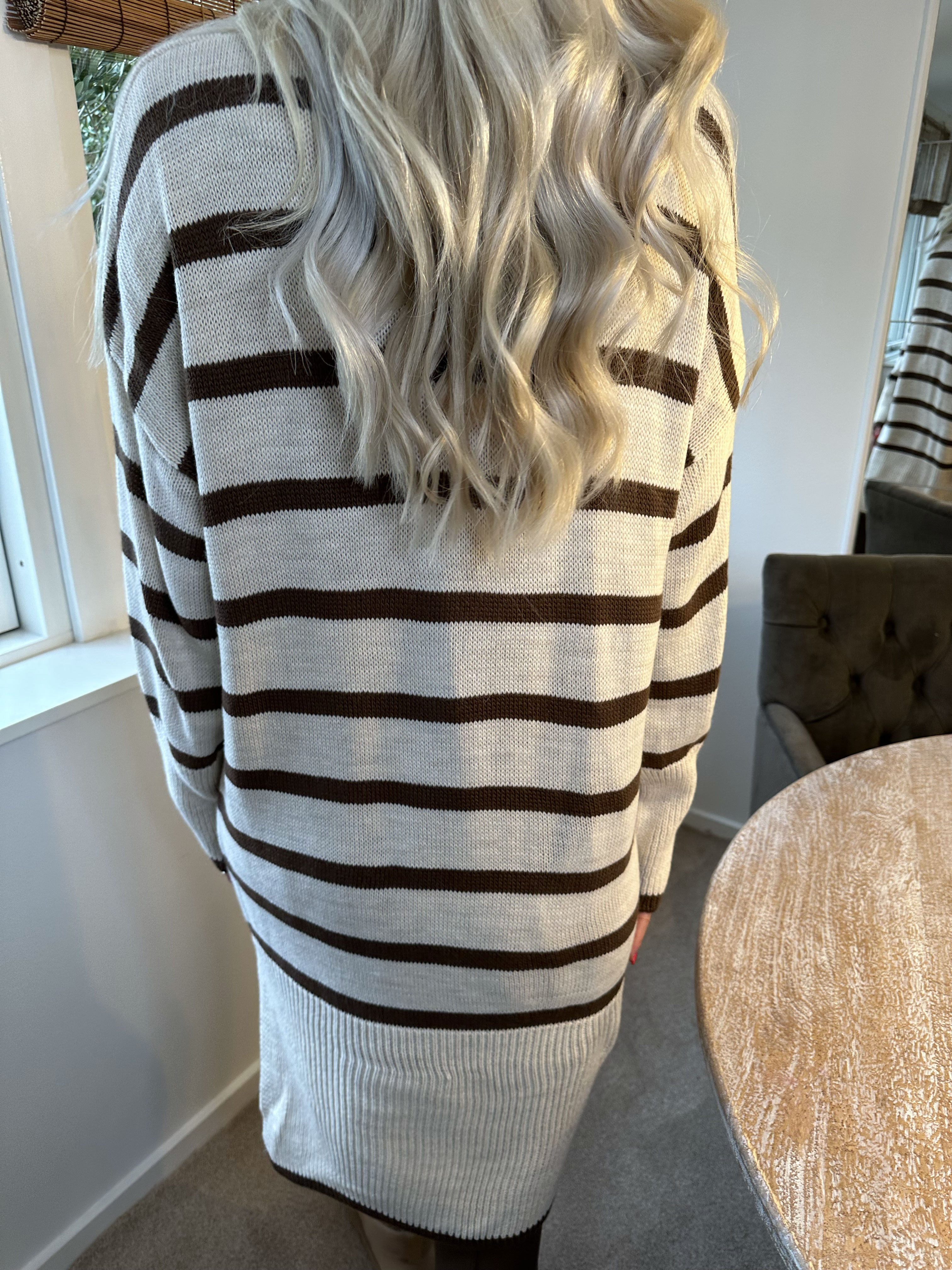 Safiya - Söt stickad klänning med ränder